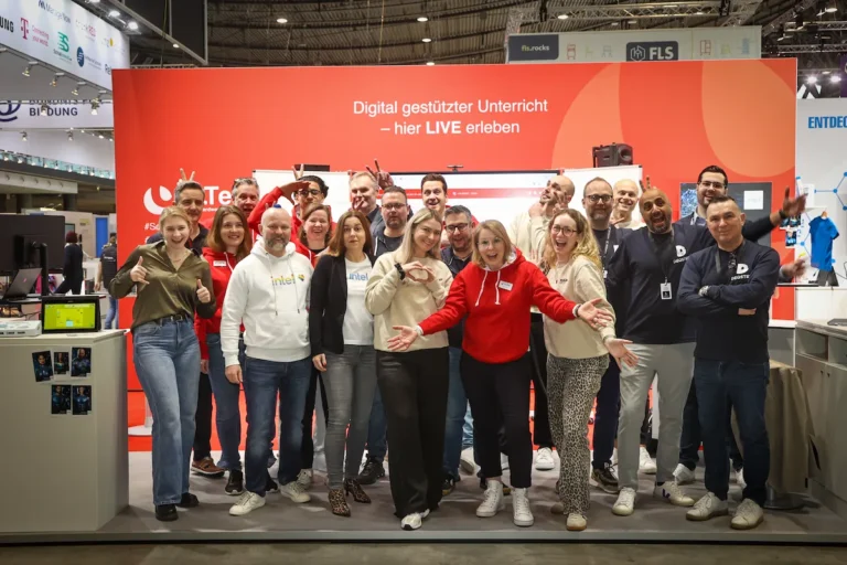 Gruppenfoto mit allen Mitausstellern und co.TEc auf dem didacta Messestand